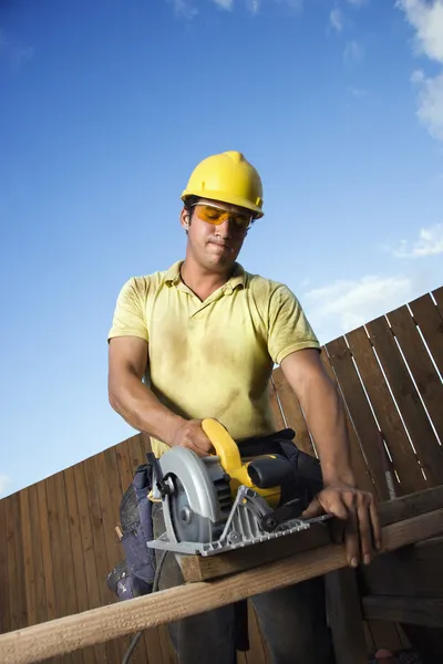 Construction Worker Cutting Wood — Stock Photo, Image