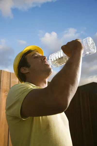 Konstruktion arbetaren dricksvatten — Stockfoto
