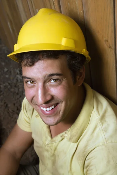 休憩の白人男性の建設労働者 — ストック写真