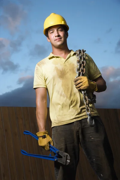 Pracownik budowlany z noże śruby i łańcuch — Zdjęcie stockowe