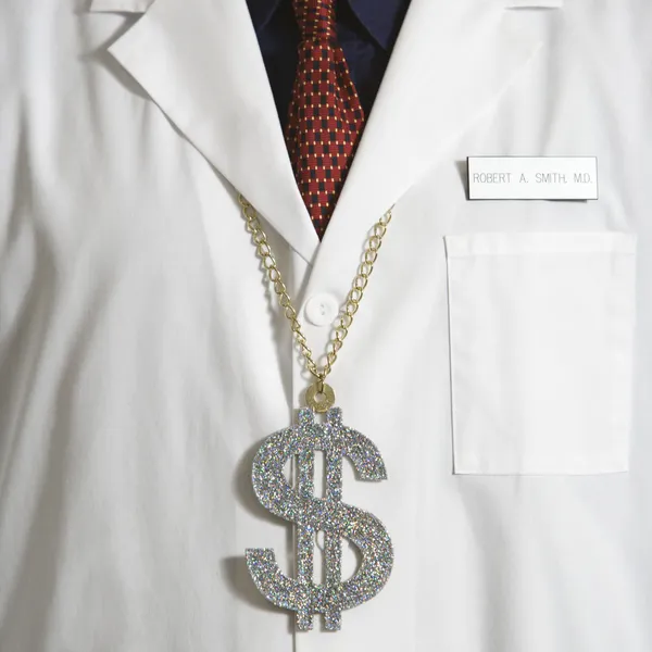 Γιατρός που φοράει το σύμβολο του δολαρίου. — Φωτογραφία Αρχείου