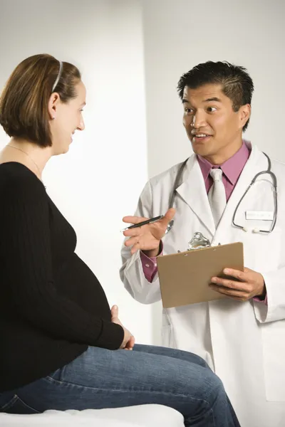 Médico e paciente grávida . — Fotografia de Stock