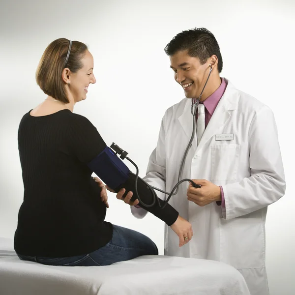 Doctor testing blood pressure. — Stock Photo, Image