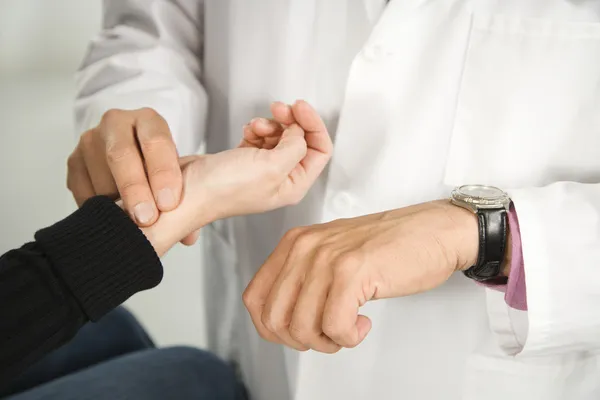 Doctor taking patient's pulse. — Stock Photo, Image
