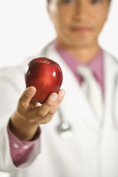 Doktor holding elma. — Stok fotoğraf