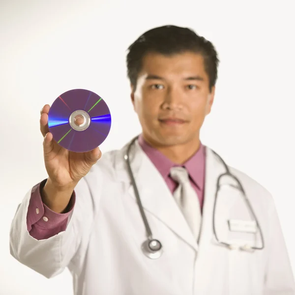 Médico segurando disco compacto . — Fotografia de Stock