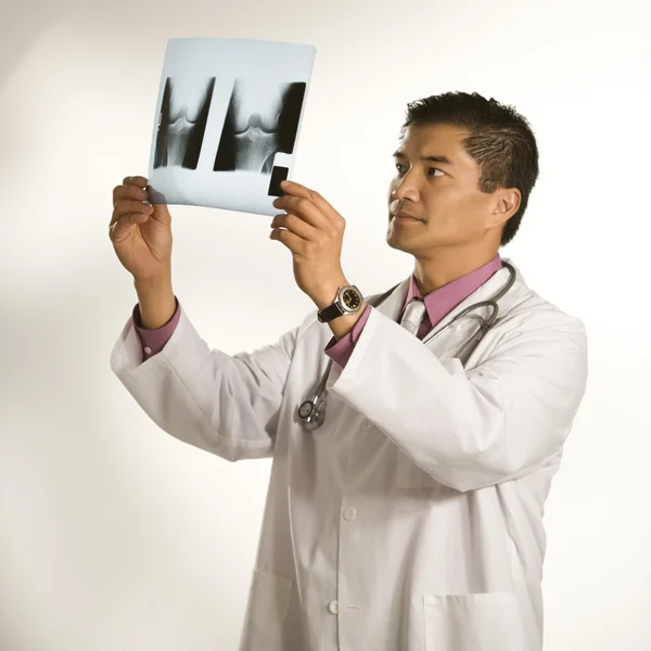 엑스레이를 보고 있는 의사. — 스톡 사진