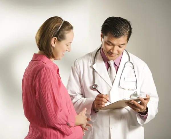 Doctor and pregnant woman. — Stock Photo, Image