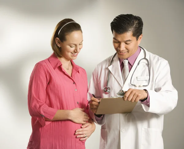 Médico y mujer embarazada . — Foto de Stock