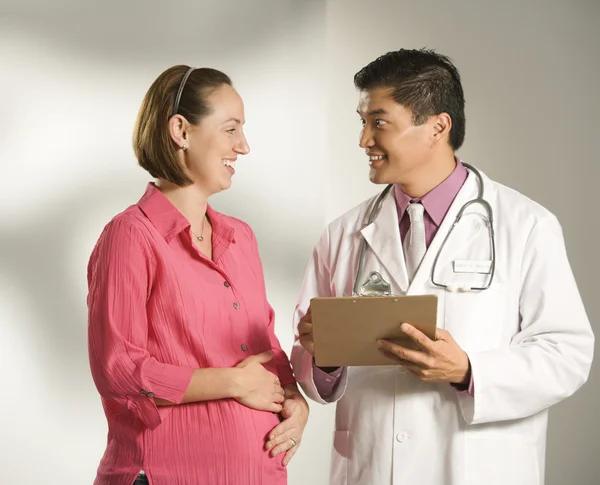 Médico e mulher grávida . — Fotografia de Stock
