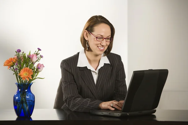 Affärskvinna i office. — Stockfoto