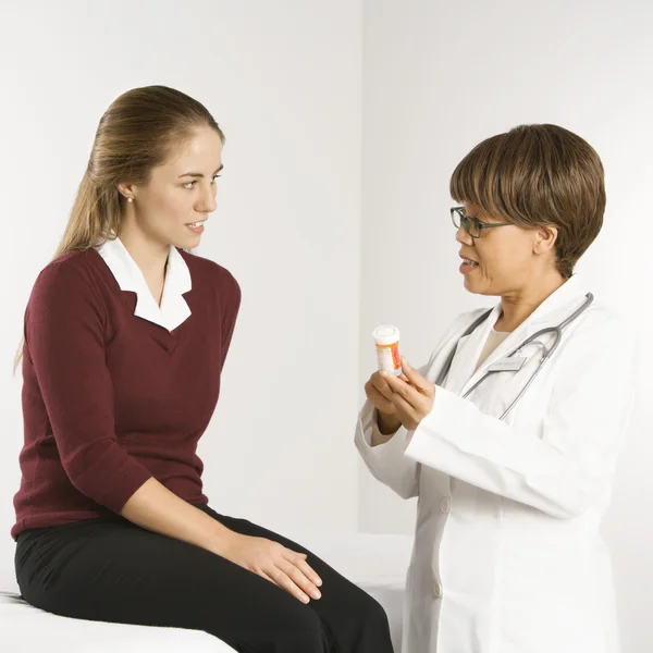 Médico e paciente. — Fotografia de Stock