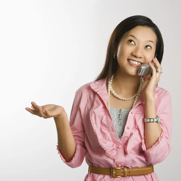 Woman on cellphone. — Stock Photo, Image