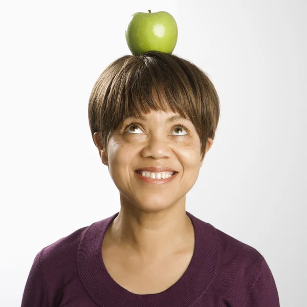 Apple on head. — Stock Photo, Image