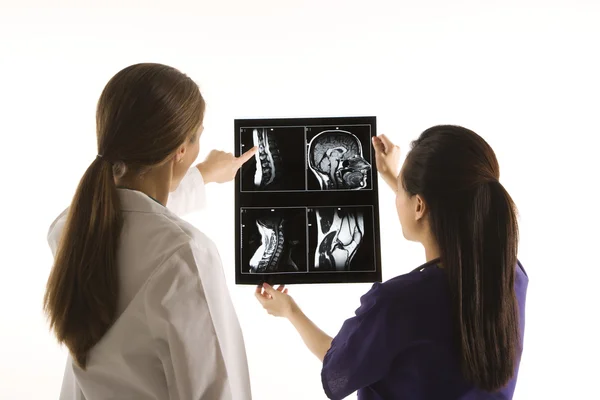 Orvosok elemzése röntgen. — Stock Fotó