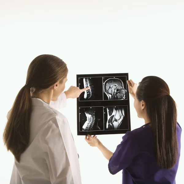 Médicos analisando raio-X . — Fotografia de Stock