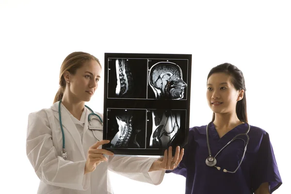 Ärzte analysieren Röntgenbilder. — Stockfoto