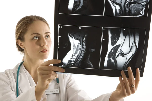 Médico analisando raio-X . — Fotografia de Stock