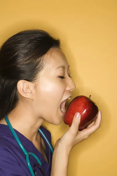Lekarz jedzenia jabłko. — Zdjęcie stockowe