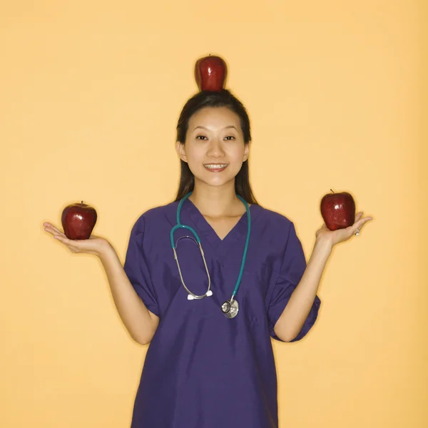 Lékař a jablka. — Stock fotografie