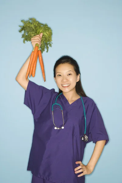 Arzt und Karotten. — Stockfoto