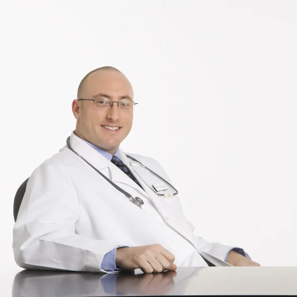 Mannelijke Kaukasische arts. — Stockfoto