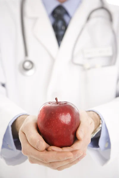 Médico segurando maçã . — Fotografia de Stock