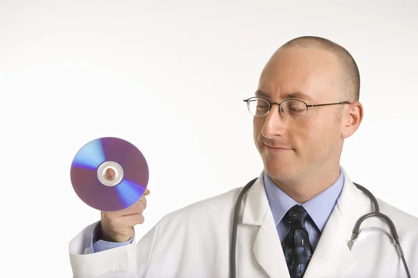 Medico in possesso di compact disc . — Foto Stock