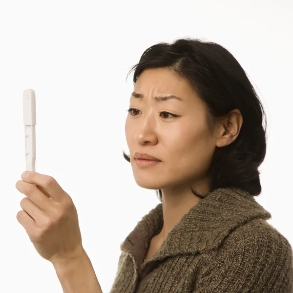 Žena držící těhotenský test. — Stock fotografie
