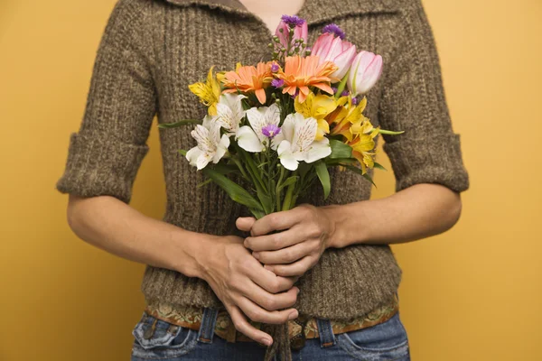 Kadın holding çiçekler. — Stok fotoğraf