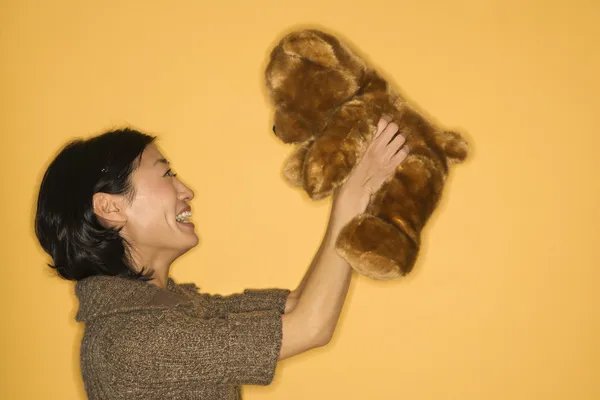 Kvinna anläggning nallebjörn. — Stockfoto