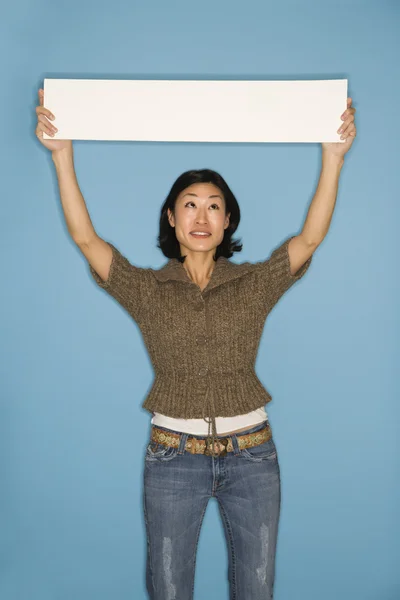 Mujer sosteniendo signo en blanco . —  Fotos de Stock