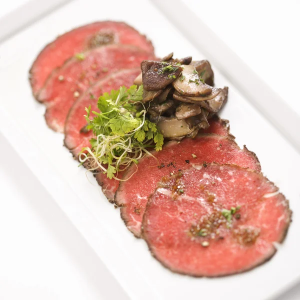 Rindfleisch-Carpaccio mit Pilzen. — Stockfoto