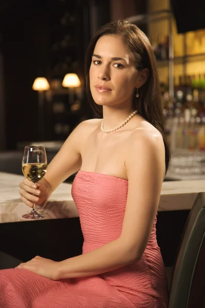 Vrouw die wijn drinkt. — Stockfoto