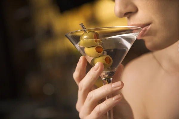 Nő kortyolgatva martini. — Stock Fotó