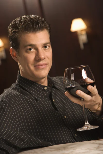 Άνθρωπος πόσιμο κόκκινο κρασί. — Φωτογραφία Αρχείου