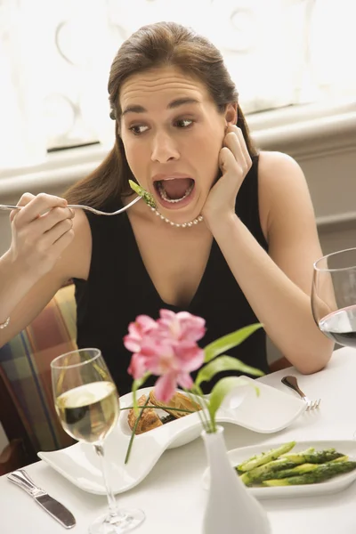 Mulher a comer. — Fotografia de Stock