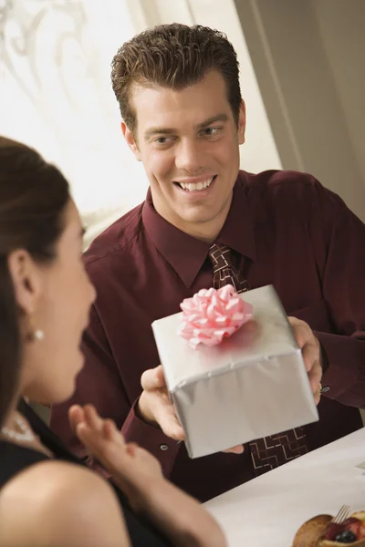 Мужчина дарит женщине подарок . — стоковое фото