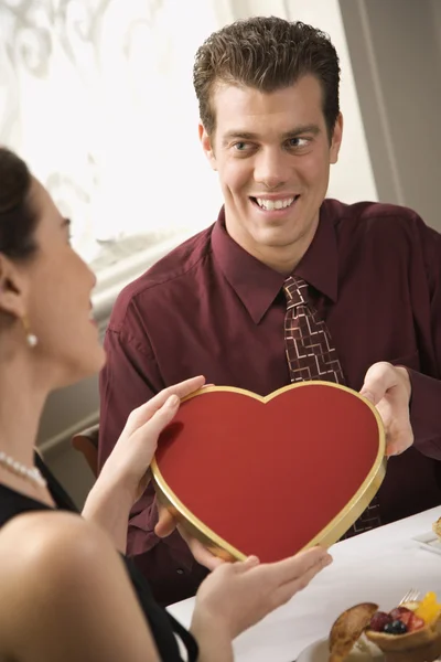Muž dává žena Valentýna. — Stock fotografie