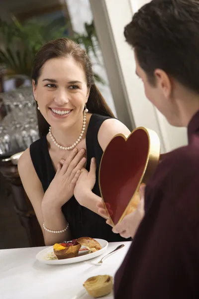 Mannen ger kvinnan valentine. — Stockfoto