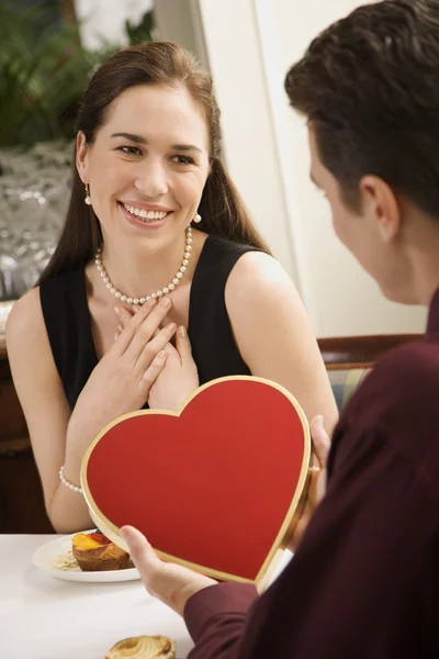 Muž dává žena Valentýna. — Stock fotografie