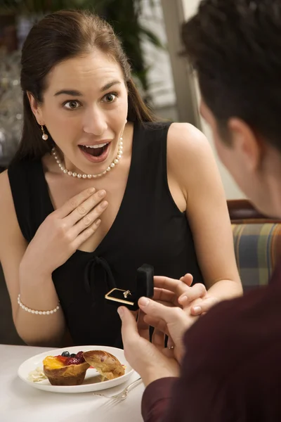 Hombre proponiendo a la mujer . — Foto de Stock