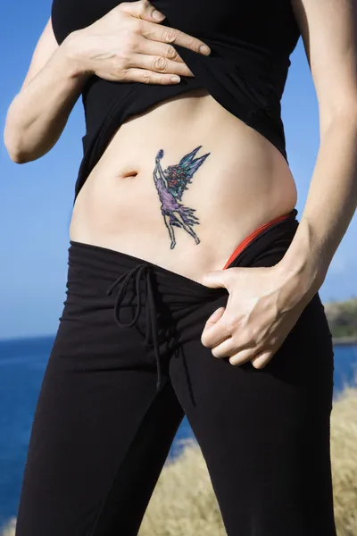 Kvinna med fairy tatueringen. — Stockfoto