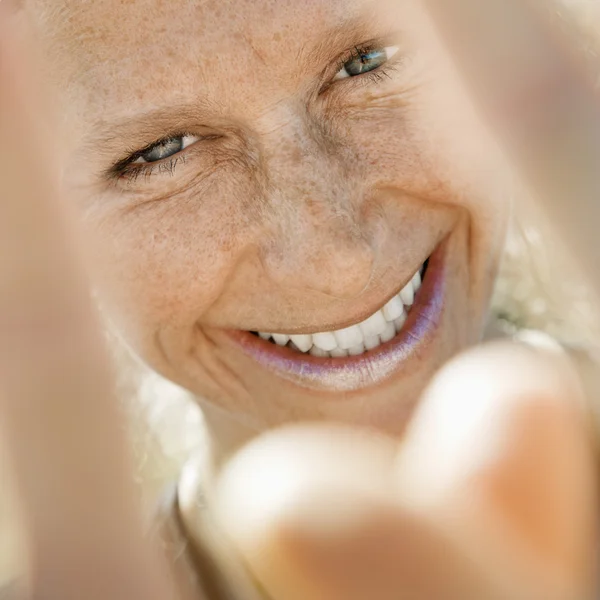 Sorrindo mulher gestos . — Fotografia de Stock