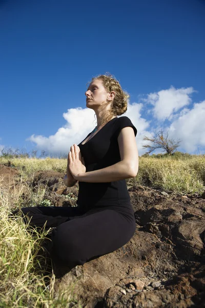 Kvinna som gör yoga. — Stockfoto