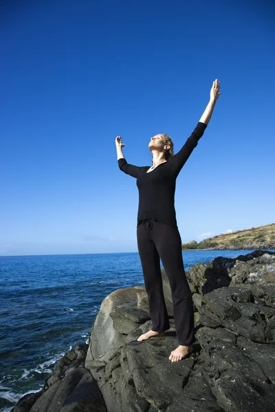 Kvinna på klippiga kusten. — Stockfoto
