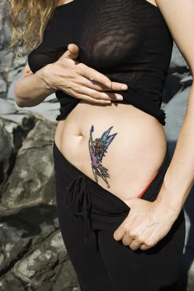 Vrouw met tattoo. — Stockfoto