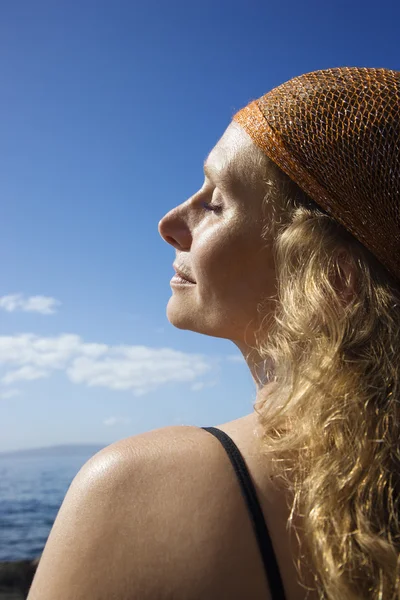 Fredliga kvinnan vid kusten. — Stockfoto