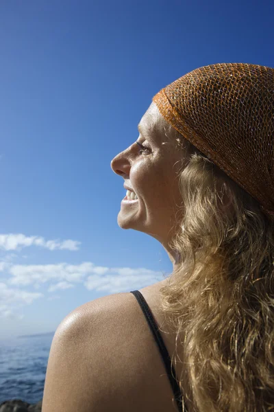 Szczęśliwa kobieta na wybrzeżu. — Zdjęcie stockowe