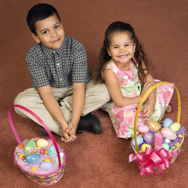 Crianças com cestas de Páscoa . — Fotografia de Stock